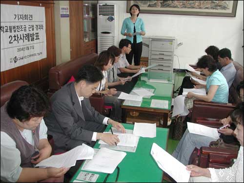 참교육학부모회 경남지부 간부들이 31일 오전 경남도교육청에서 기자회견을 갖고, 불법찬조금 모금 사례를 공개했다. 